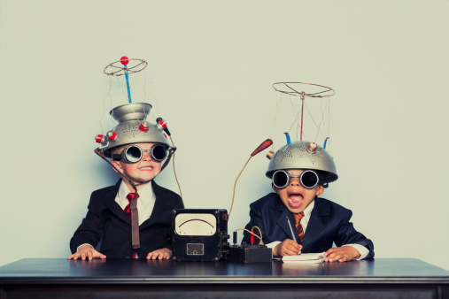 istock Boys vestido como empresarios usando cascos mente de lectura 186564845