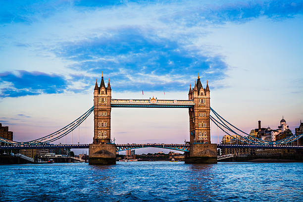 londyn tower bridge - tower bridge london england bridge skyline zdjęcia i obrazy z banku zdjęć