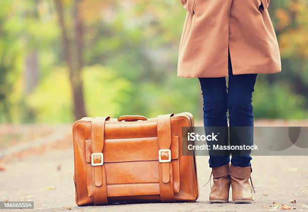 Foto de Womens Foots Perto De Mala No Outono Ao Ar Livre e mais fotos de stock de Adulto - Adulto, Amarelo, Beco