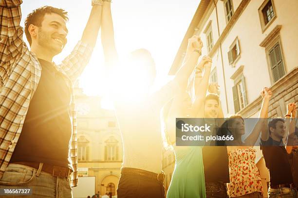 Grupo De Amigos De Mãos Juntas - Fotografias de stock e mais imagens de Acordo - Acordo, Adolescente, Adulto