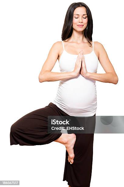 Foto de Grávida Mulher Praticando Ioga Isolado No Fundo Branco e mais fotos de stock de Fundo Branco