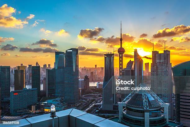 Shanghai China Al Atardecer Foto de stock y más banco de imágenes de Aire libre - Aire libre, Anochecer, Arquitectura