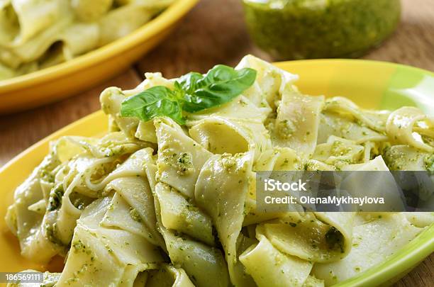 Pasta Papardelle Con Pesto Foto de stock y más banco de imágenes de Albahaca - Albahaca, Alimento, Amarillo - Color