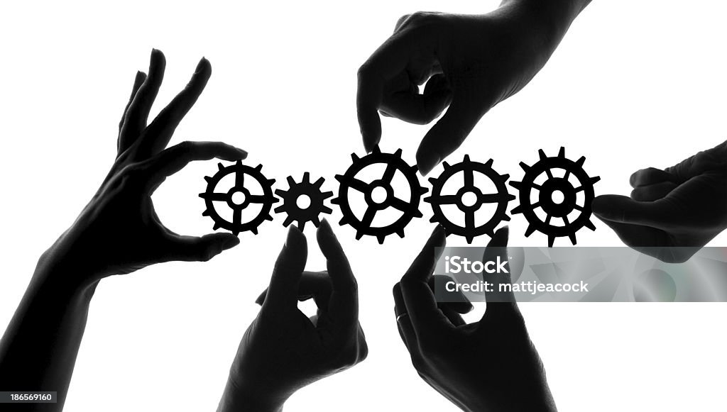 cogs Silhouetted ręce Trzymając mechaniczne i koła zębate, koncepcja pracy zespołowej i współpracy - Zbiór ilustracji royalty-free (Przekładnia - Część maszyny)