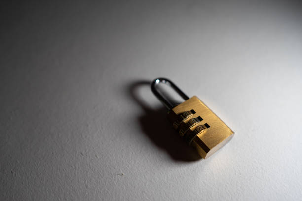 드라마틱한 조명으로 조명된 콤비네이션 자물쇠. 흰색 배경 - lock padlock steel closing 뉴스 사진 이미지