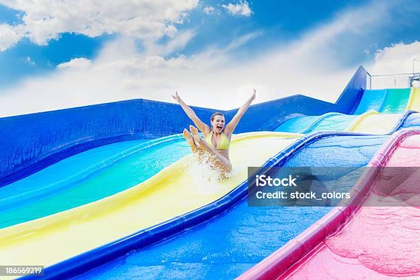 Foto de Verão Tobogã Aquático e mais fotos de stock de Tobogã D'água - Tobogã D'água, 25-30 Anos, Acampamento de Férias