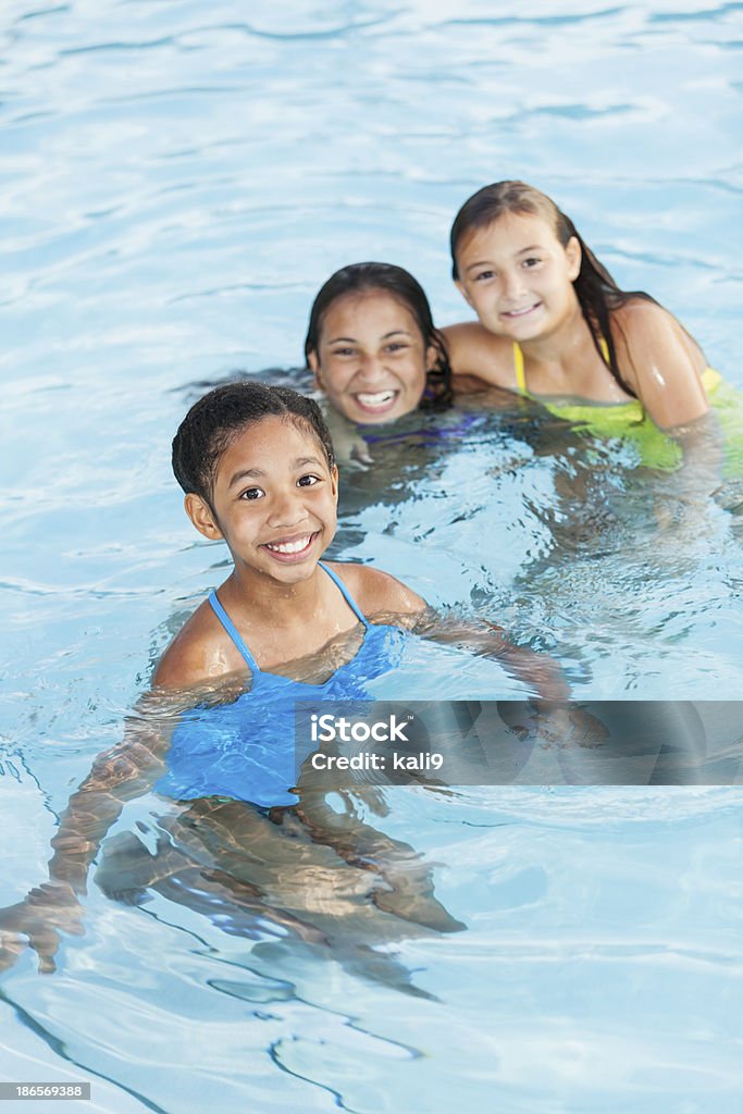 Mädchen spielen im Swimmingpool. - Lizenzfrei Schwimmen Stock-Foto