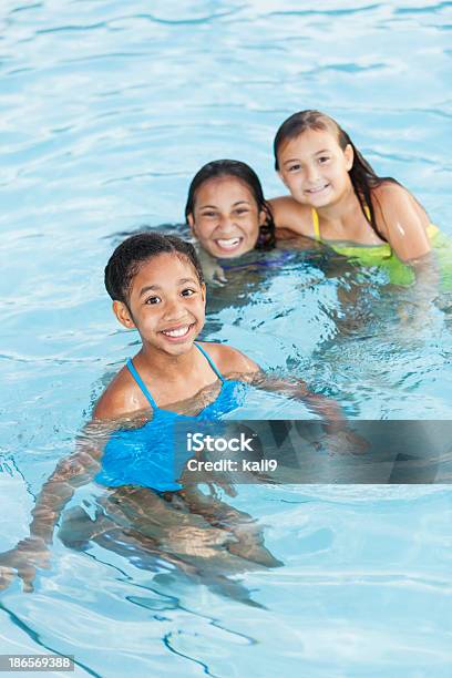 Mädchen Spielen Im Swimmingpool Stockfoto und mehr Bilder von Schwimmen - Schwimmen, Kind, Schwimmbecken