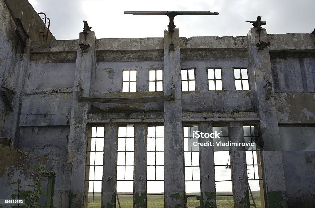 Vieux mur en ruine fenêtre gris - Photo de A l'abandon libre de droits