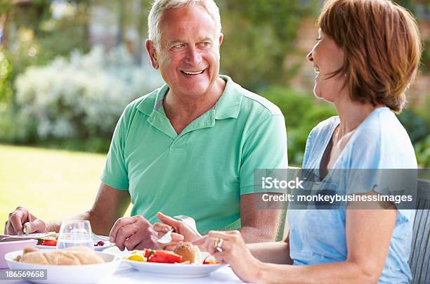 Altes Paar Mahlzeit Zusammen Genießen Sie Im Freien Stockfoto und mehr Bilder von 60-69 Jahre