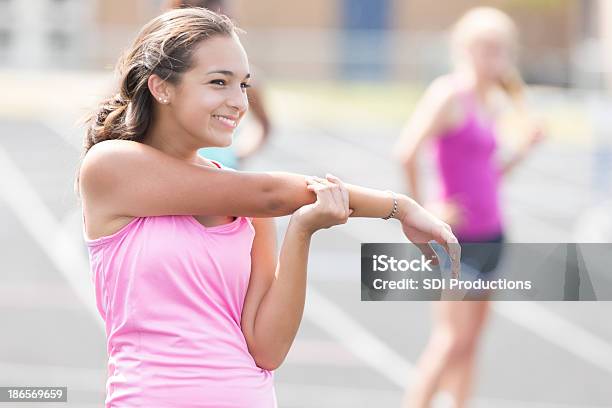 Foto de High School Atleta De Alongamento Antes Da Corrida Na Pista Evento e mais fotos de stock de Adolescente