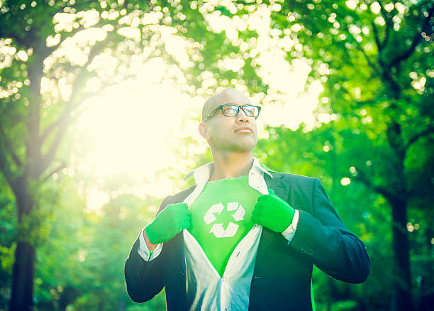 grüne superheld geschäftsmann führt die fahrt - recycling green environment superhero stock-fotos und bilder