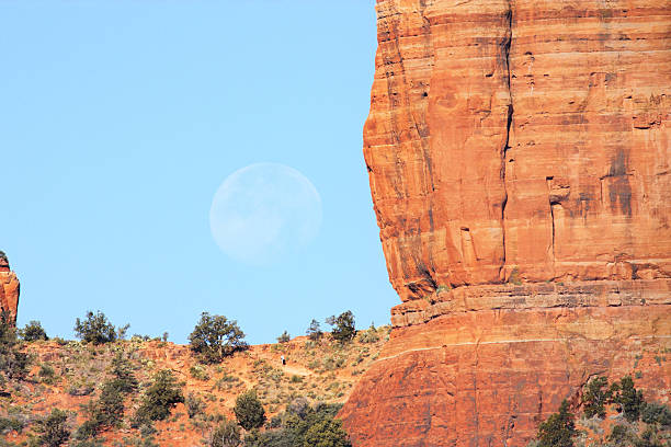 istock Sedona Cathedral Rock Moon 186570632