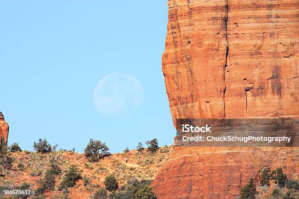 Седона Собор Рок Moon — стоковые фотографии и другие картинки Gibbous Луна - Gibbous Луна, High Country, Аризона - Юго-запад США