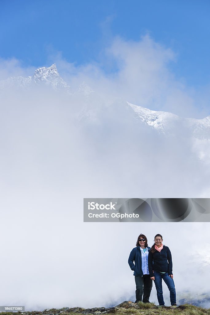 Mãe e filha desfrutar as Montanhas -XXXL - Foto de stock de Família royalty-free