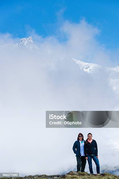Foto de Mãe E Filha Desfrutar As Montanhas Xxxl e mais fotos de stock de Família - Família, Longa Caminhada, Suíça