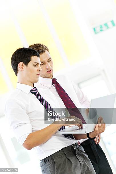 Dos Hombres Mirando Tableta Digital Foto de stock y más banco de imágenes de 20-24 años - 20-24 años, Adulto, Adulto joven