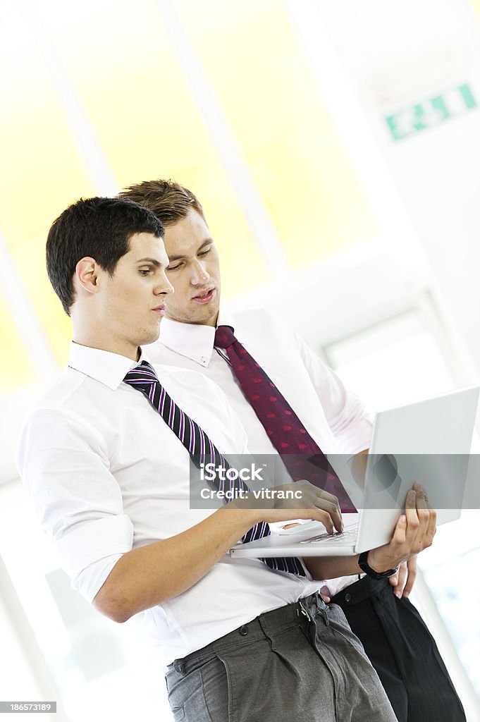 Due uomini guardando digital tablet - Foto stock royalty-free di 20-24 anni