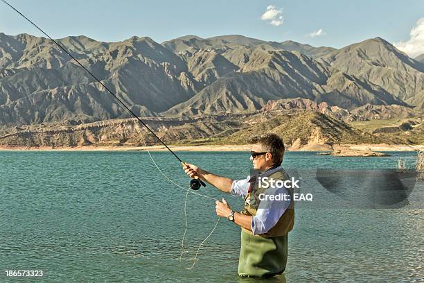 Pescatore - Fotografie stock e altre immagini di 45-49 anni - 45-49 anni, Acqua, Adulto