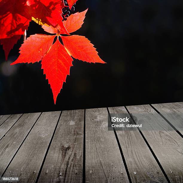 Jesień Theme I Pusty Drewnianym Pokładem Tabela - zdjęcia stockowe i więcej obrazów Bluszcz - Bluszcz, Czerwone wino, Czerwony
