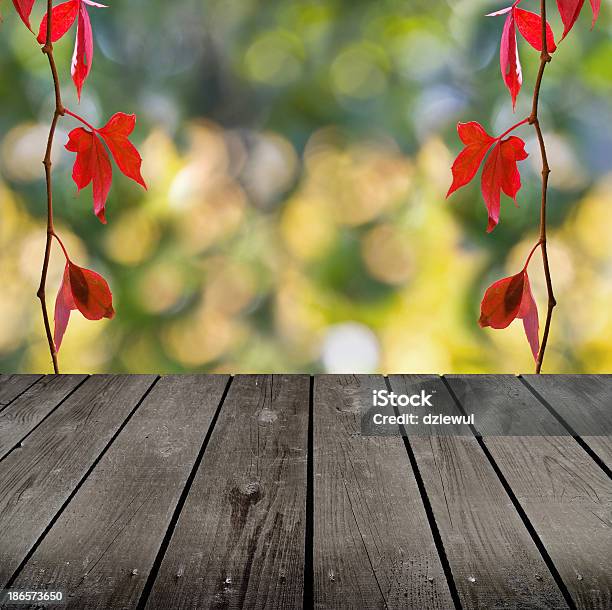 Herbst Thema Und Leere Holzdeck Tisch Stockfoto und mehr Bilder von Ast - Pflanzenbestandteil - Ast - Pflanzenbestandteil, Bauholz-Brett, Blatt - Pflanzenbestandteile