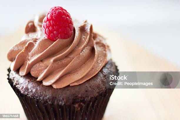 Perfetto Cupcake Al Cioccolato - Fotografie stock e altre immagini di Cioccolato - Cioccolato, Lampone - Mora di rovo, Alimentazione non salutare