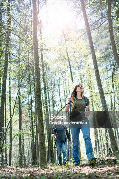 Senderismo En El Bosque Foto de stock y más banco de imágenes de Georgia - Estado de EEUU - Georgia - Estado de EEUU, Excursionismo, Personas