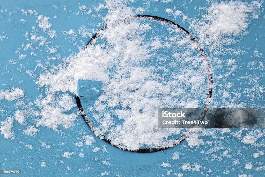 Tampa do tanque de um carro com raspadinha de neve azul - Foto de stock de Azul royalty-free