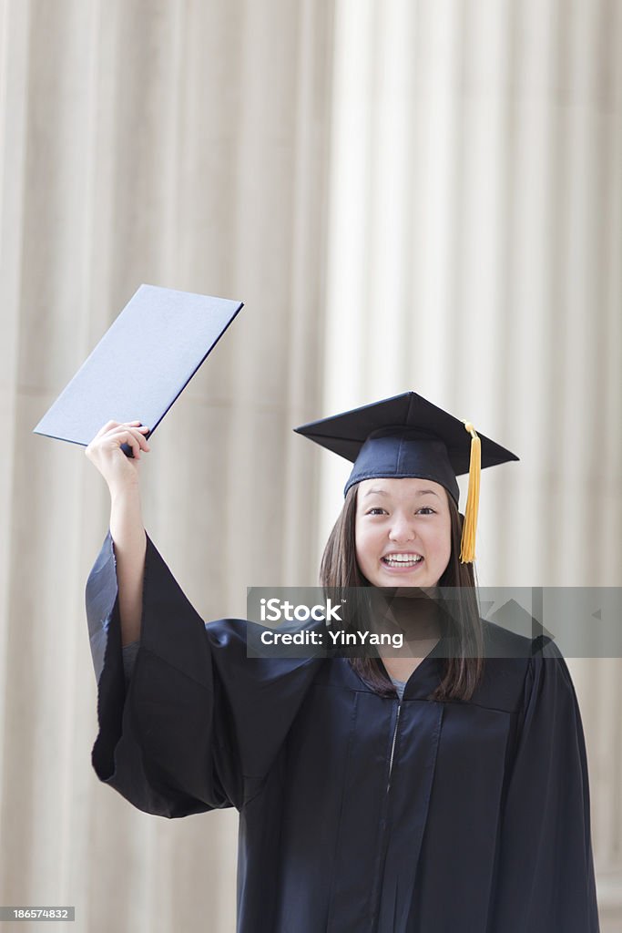 Animado formandos jovem estudante segurando Diploma com espaço para texto - Foto de stock de 18-19 Anos royalty-free