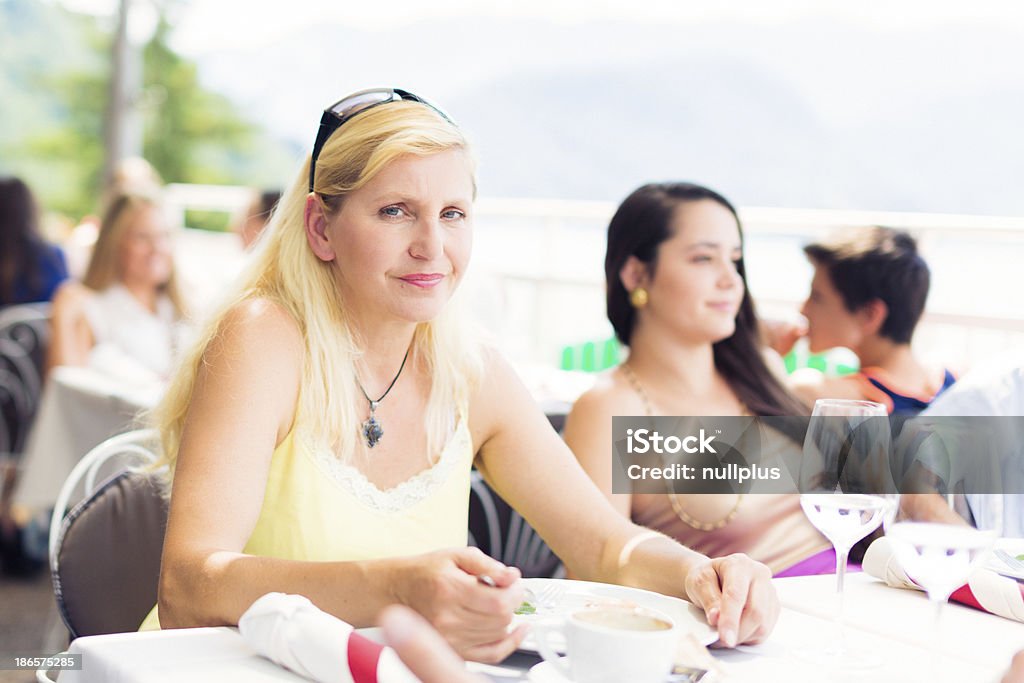 Persone di mangiare in un ristorante - Foto stock royalty-free di Adulto