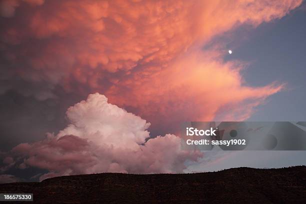 Céu Dramático Lua Mesa Pôr Do Sol - Fotografias de stock e mais imagens de Acordo - Acordo, Ambiente dramático, Anoitecer