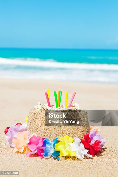 Geburtstagstorte Im Tropischen Paradiesstrand Stockfoto und mehr Bilder von Geburtstag - Geburtstag, Strand, Geburtstagsgeschenk