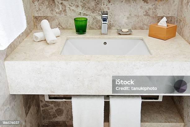 Foto de Banheiro De Luxo e mais fotos de stock de Arquitetura - Arquitetura, Bacia d'água, Banheira de Lata