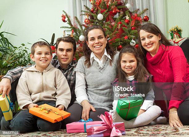 Weihnachten In Der Familie Stockfoto und mehr Bilder von 10-11 Jahre - 10-11 Jahre, 30-34 Jahre, 8-9 Jahre