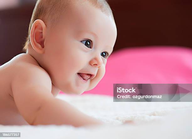 Cute Bebê Menina - Fotografias de stock e mais imagens de 0-11 Meses - 0-11 Meses, Bebé, Bebés Meninas