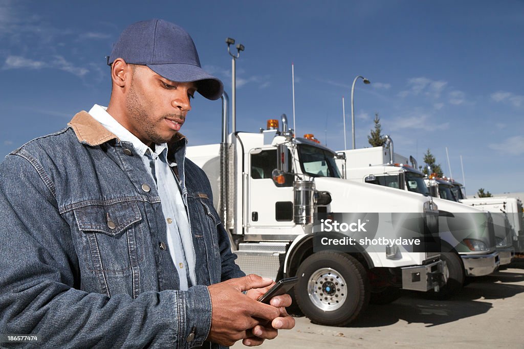 Conductor de camión o enviando mensajes de texto - Foto de stock de Camionero libre de derechos