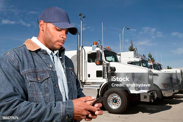 Conductor De Camión O Enviando Mensajes De Texto Foto de stock y más banco de imágenes de Camionero - Camionero, Teléfono móvil, Camión de peso pesado