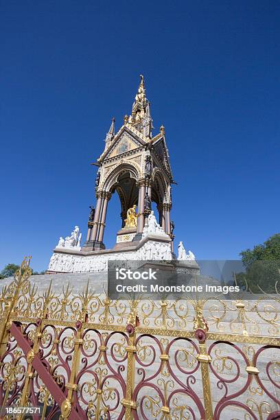 Albert Memorial En Kensington Gardens Londres Foto de stock y más banco de imágenes de Aire libre - Aire libre, Albert Memorial - Kensington Gardens, Arquitectura