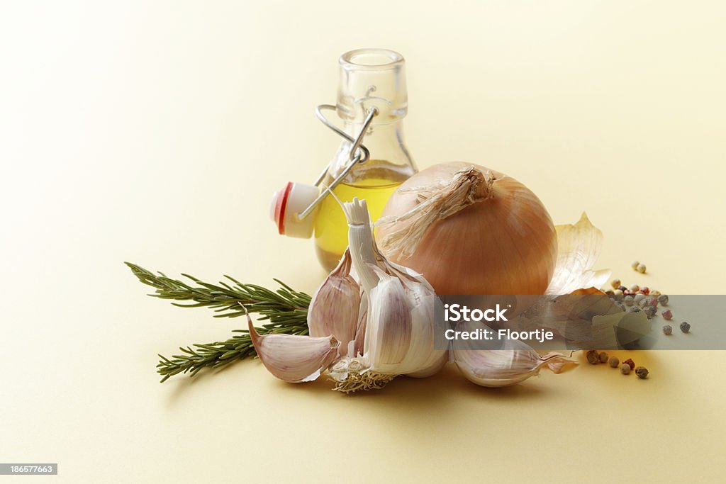 성분: 양파, 마늘, 로즈메리, 단고추 및 올리브 오일 - 로열티 프리 양파 스톡 사진