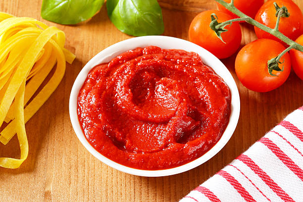 sos pomidorowy - cherry tomato tomato sauce isolated close up zdjęcia i obrazy z banku zdjęć
