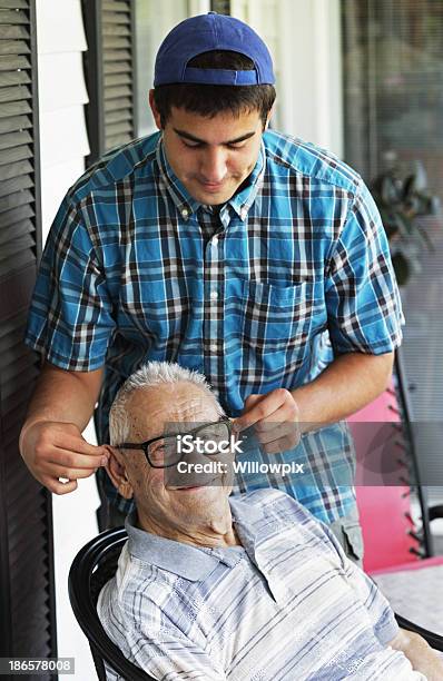 Student Enkel Ziehen Großvaters Ears Stockfoto und mehr Bilder von 80-89 Jahre - 80-89 Jahre, Alter Erwachsener, Enkel