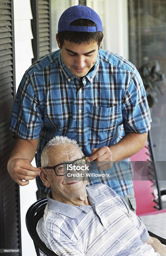 Étudiant en université petit-fils en tirant Grandpa les oreilles - Photo de Adulte libre de droits