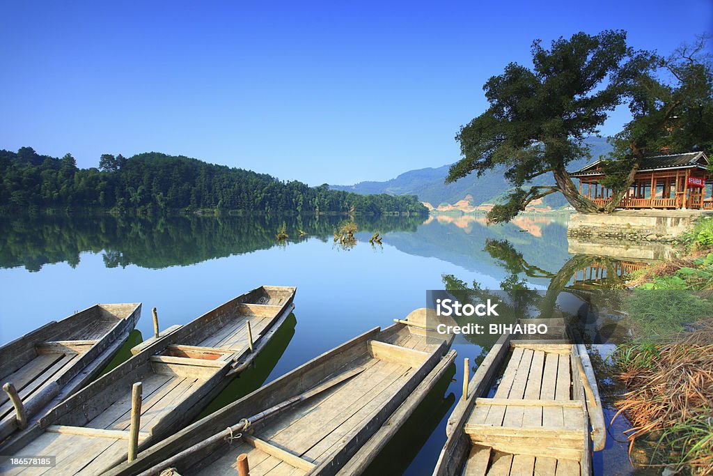 Pequenos barcos de madeira sobre o rio - Royalty-free Ajardinado Foto de stock