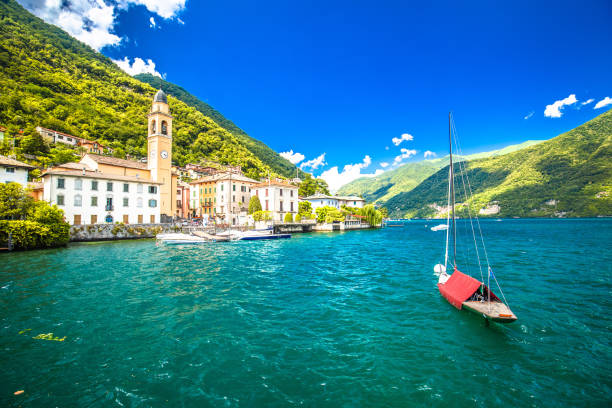 laglio. idilliaca città di laglio e vista sul lungolago di como - 11900 foto e immagini stock