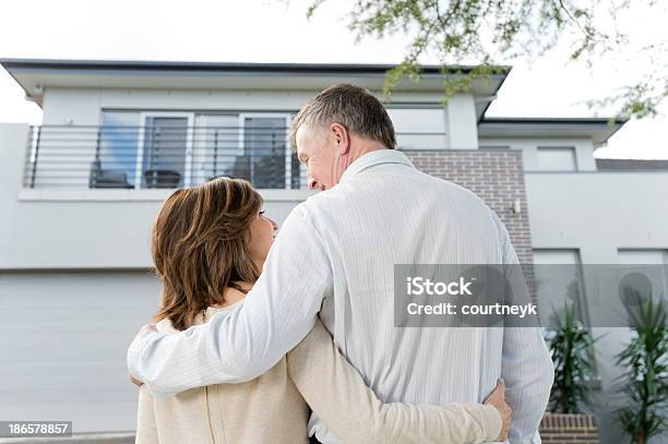 Älteres Paar Blick Auf Ein Haus Stockfoto und mehr Bilder von Älteres Paar - Älteres Paar, Eigenheim, Im Freien