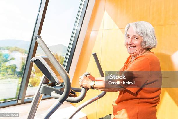 Mulher Idosa Em Fitness - Fotografias de stock e mais imagens de Adulto - Adulto, Bled, Cabelo Grisalho