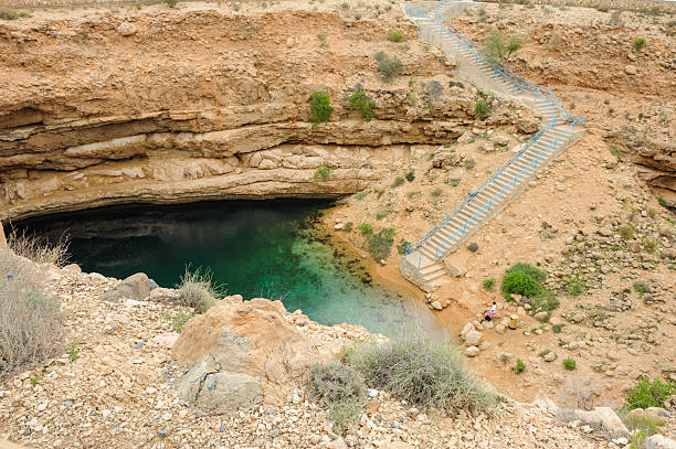 방법을 싱크홀 - natural phenomenon hawiyat najm park cliff cave 뉴스 사진 이미지