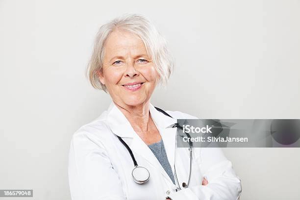 Mujer Senior Médico De Confianza Foto de stock y más banco de imágenes de Doctor - Doctor, Mujeres maduras, 50-59 años