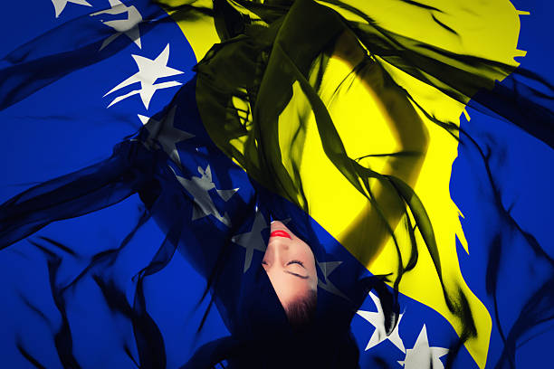 menina com bósnia herzegovinan bandeira - bosnia herzegovinan - fotografias e filmes do acervo