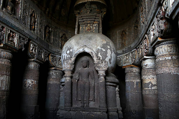 statue buddihst est sculptée dans les grottes ajanta - asia buddha buddhism carving photos et images de collection